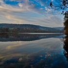 Spiegelung am Aggerwehr bei Schloss Ehreshoven im Bergischen Land