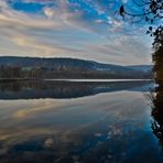 Spiegelung am Aggerwehr bei Schloss Ehreshoven im Bergischen Land