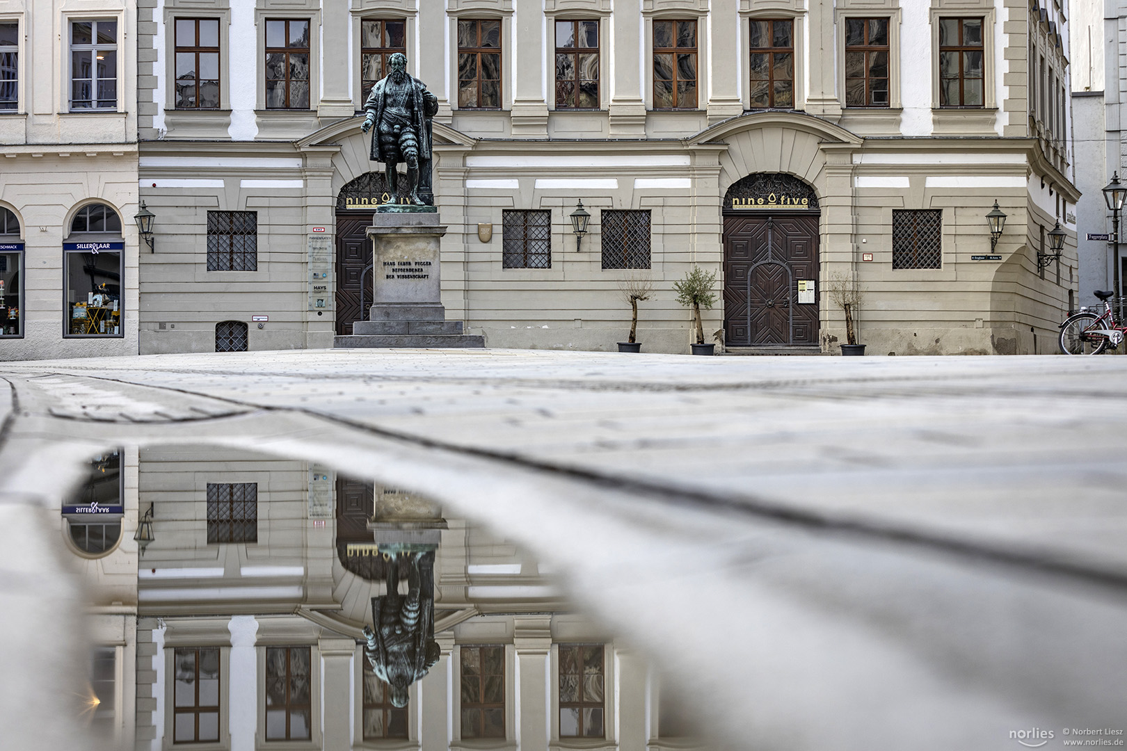 Spiegelung am Fuggerplatz