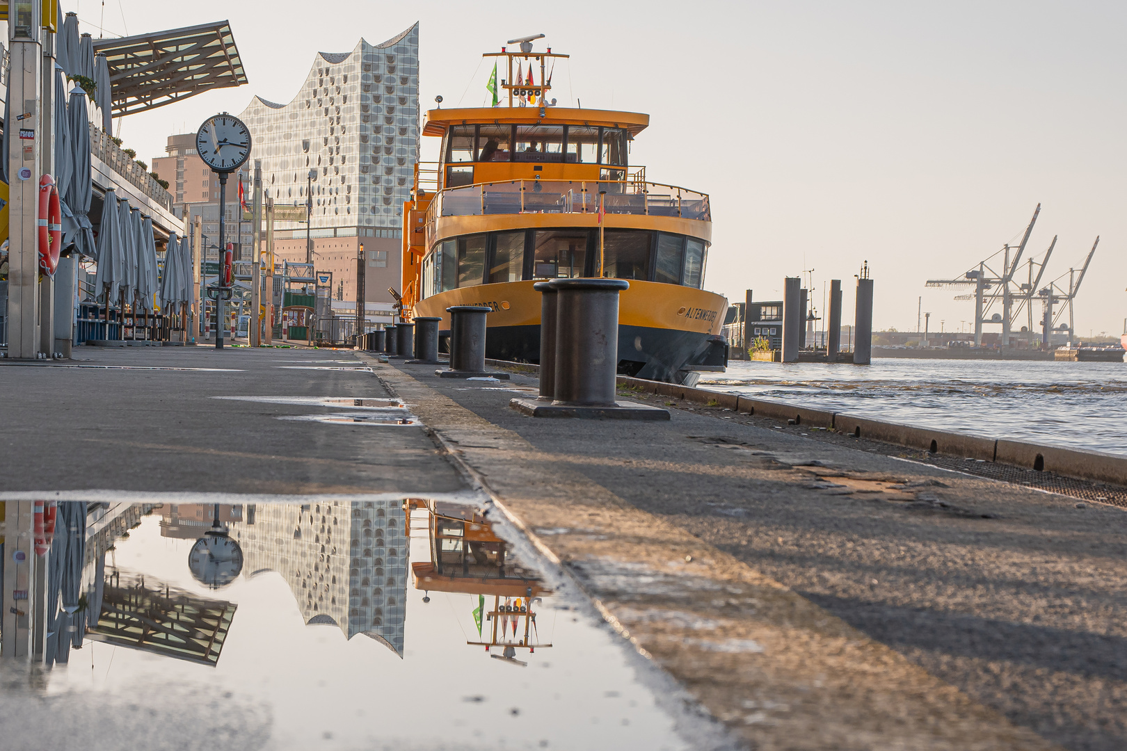 Spiegelung am Hafen