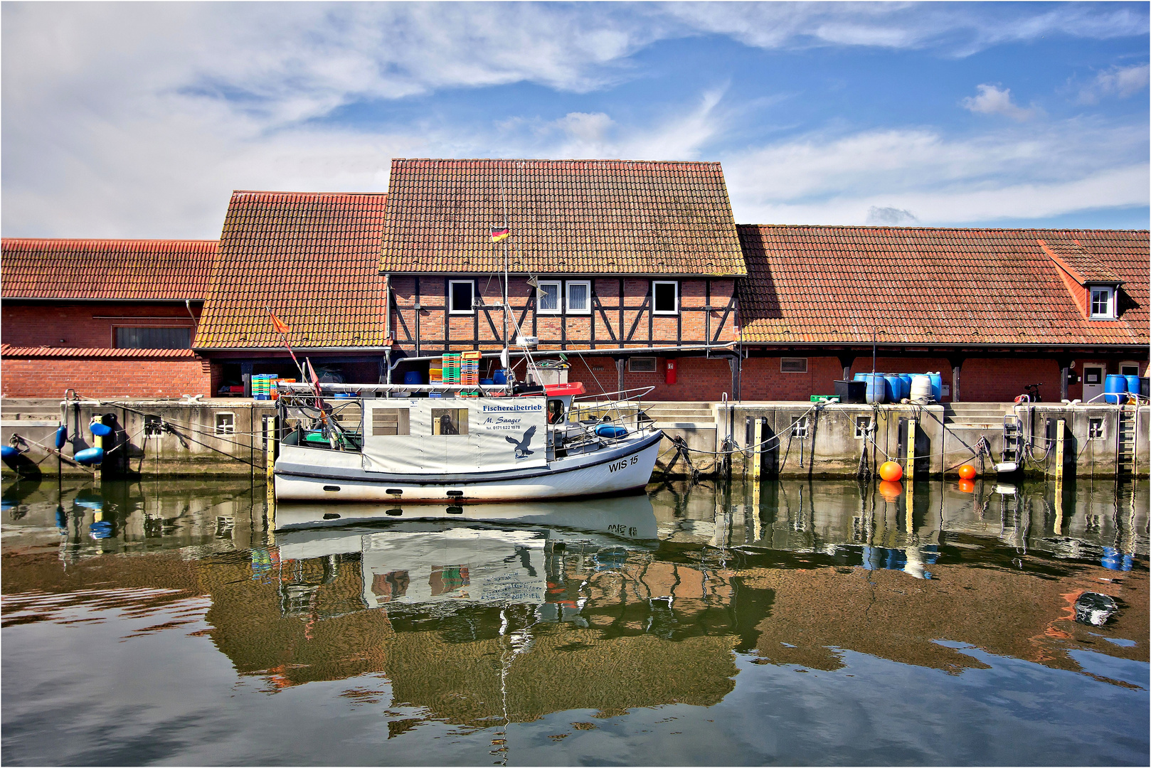 spiegelung am hafen in wismar