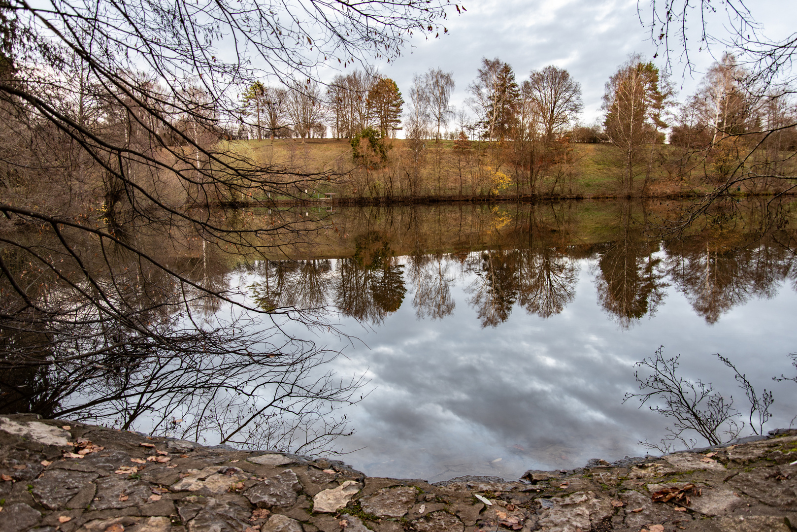 Spiegelung am herbstlichen Bürgersee