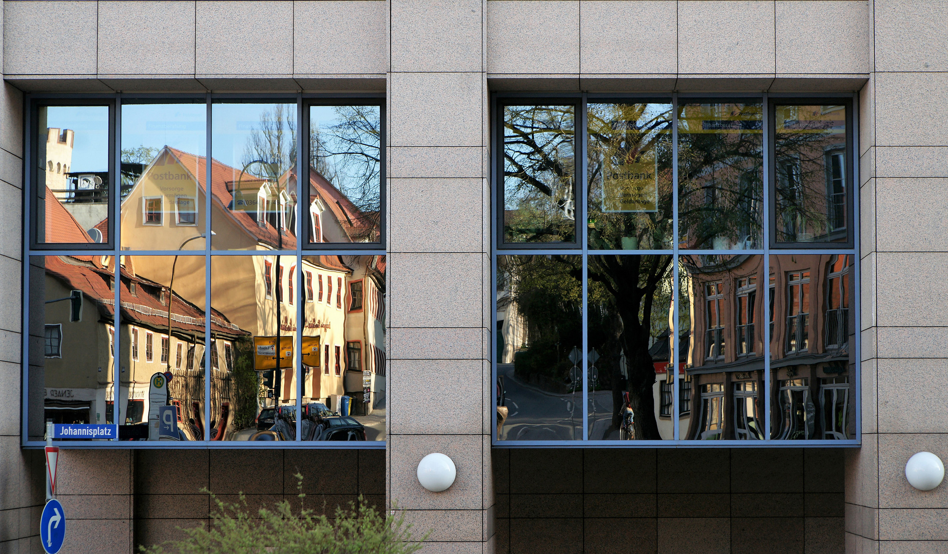 Spiegelung am Johannisplatz in Jena