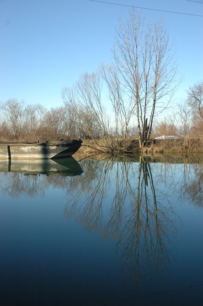 SPIEGELUNG AM KANAL