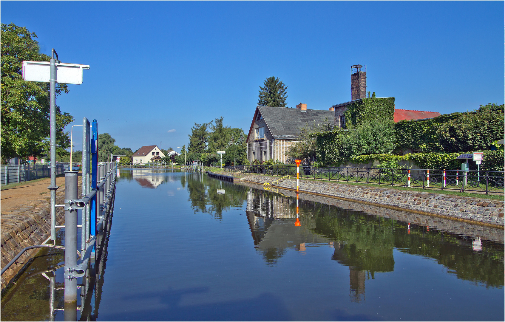 spiegelung am kanal in storkow (1)