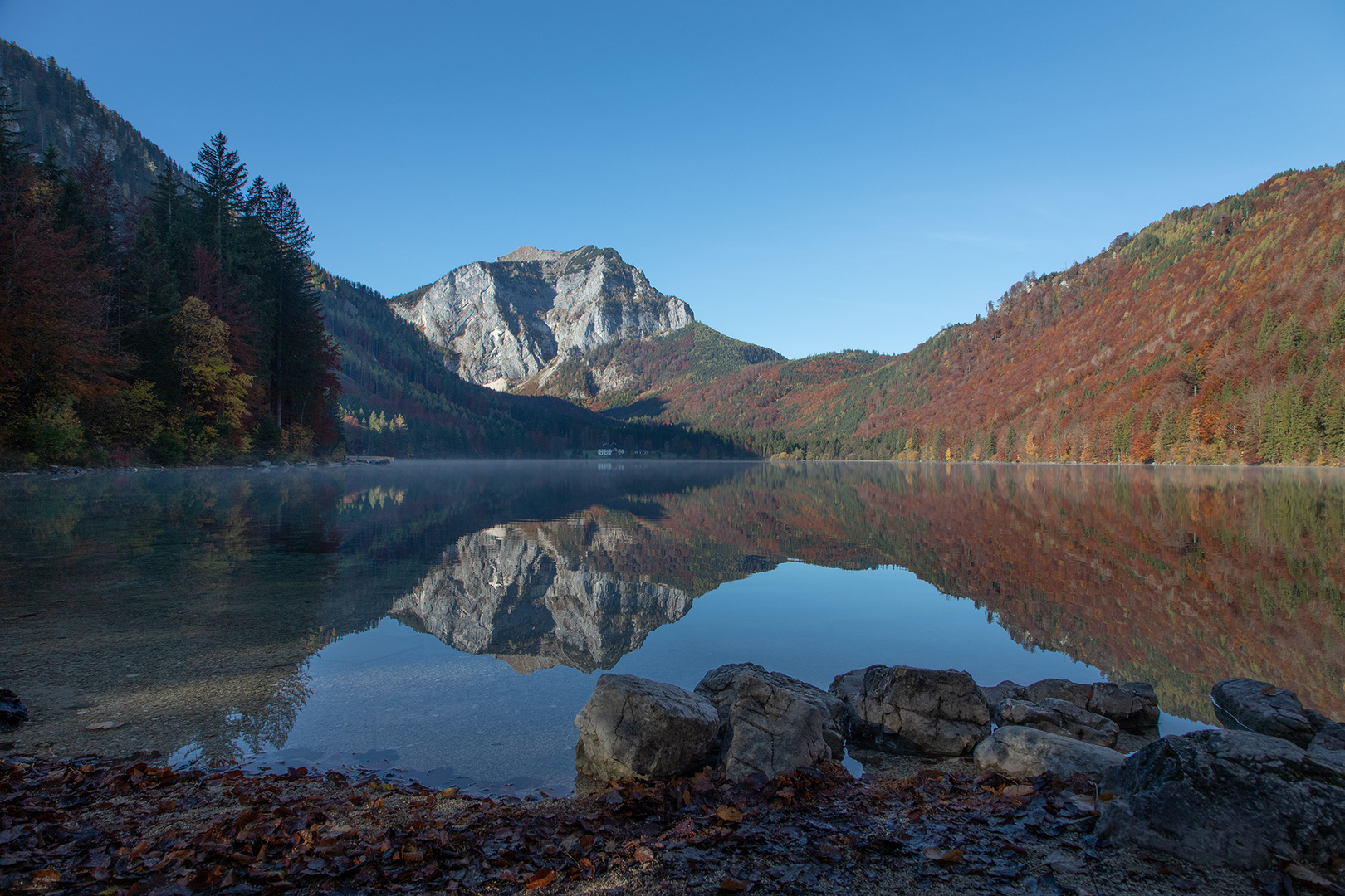 Spiegelung am  Langbathsee