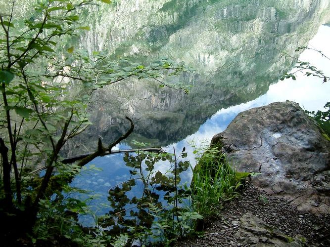 Spiegelung am Obersee von Heidi Lachnitt (hl)