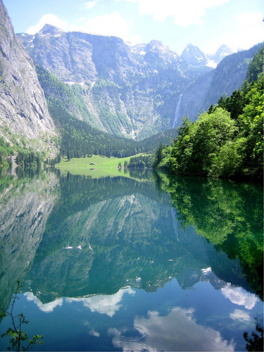 Spiegelung am Obersee mit Fischunkelalm (Königsee)