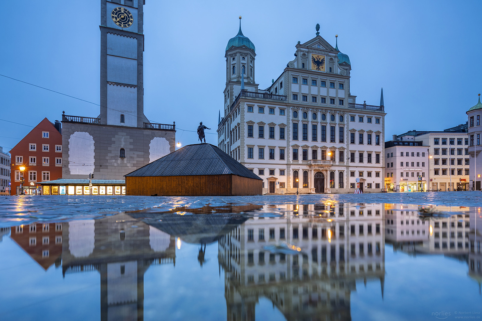 Spiegelung am Rathausplatz