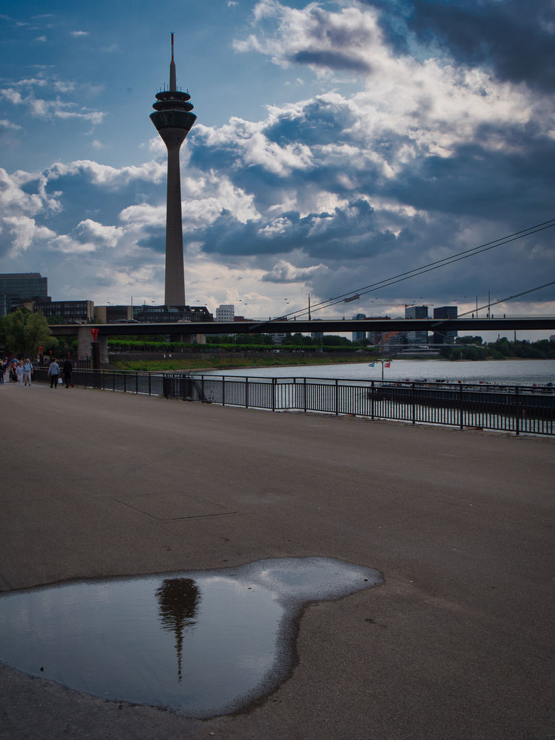 Spiegelung am Rheinufer Düsseldorf