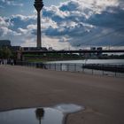 Spiegelung am Rheinufer Düsseldorf
