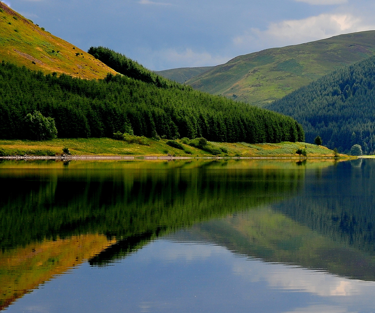 Spiegelung am St. Mary's Loch, Schottland