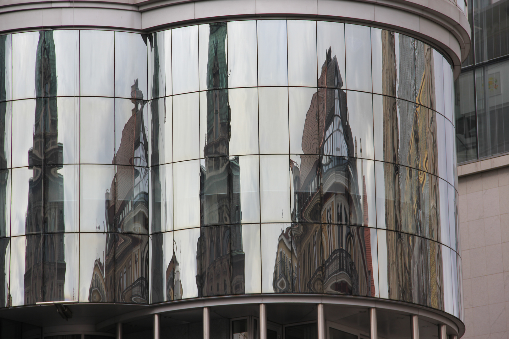 Spiegelung am Stephansplatz in Wien