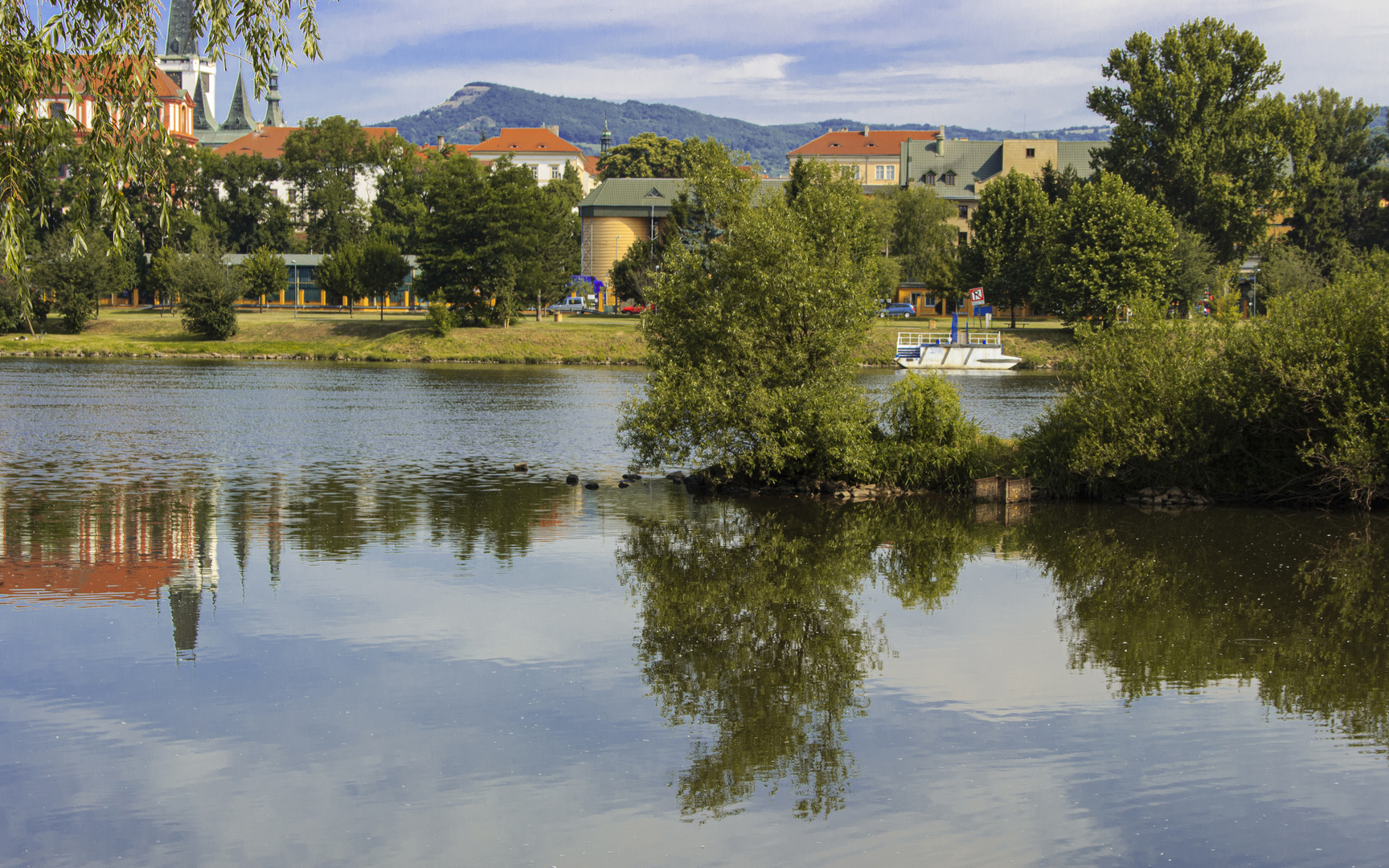 Spiegelung am Zusammenfluß von Eger und Elbe