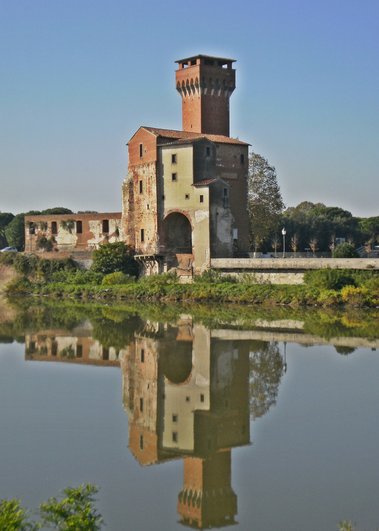 Spiegelung am/im Arno in Pisa