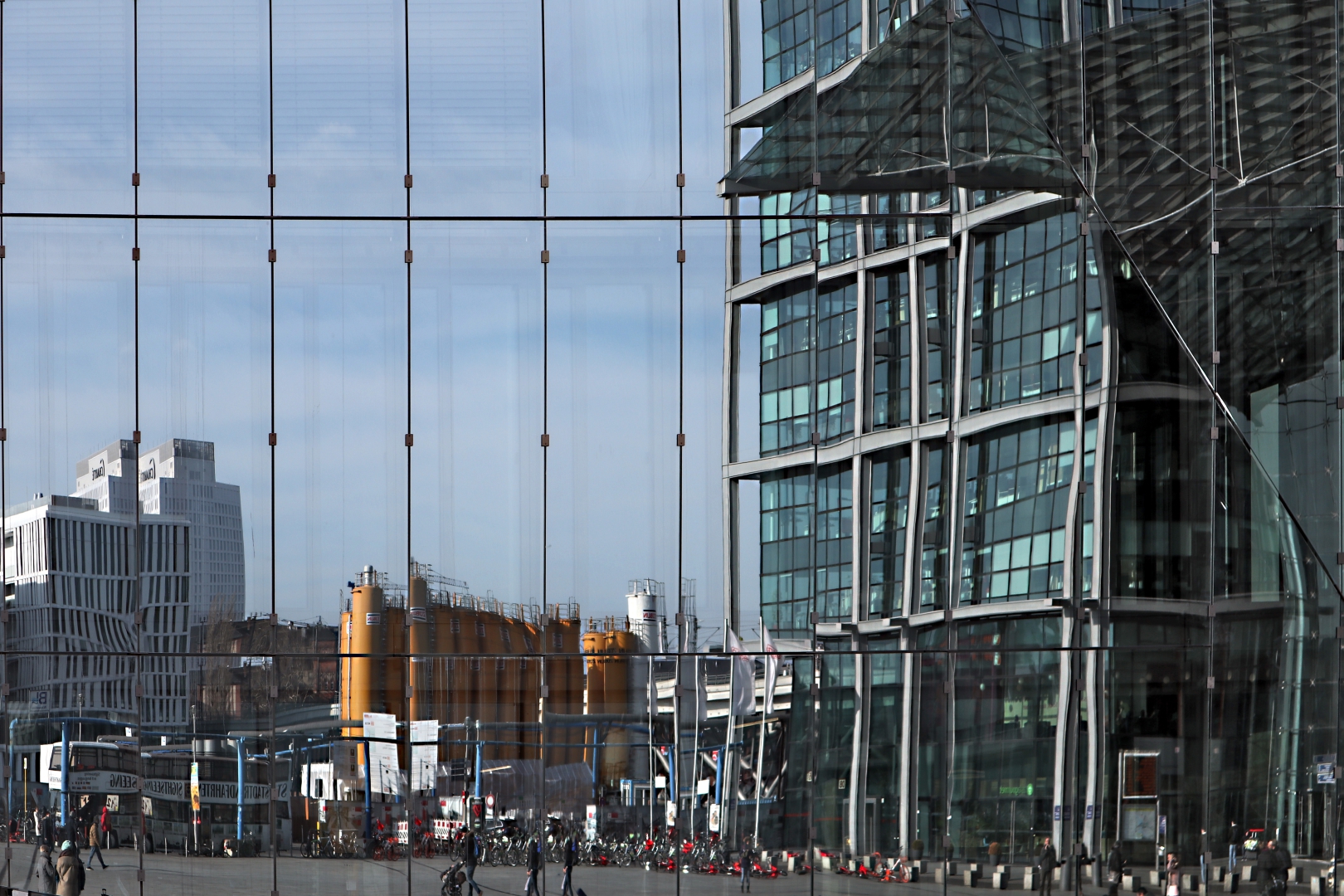 Spiegelung an der Fassade des Berliner Cube