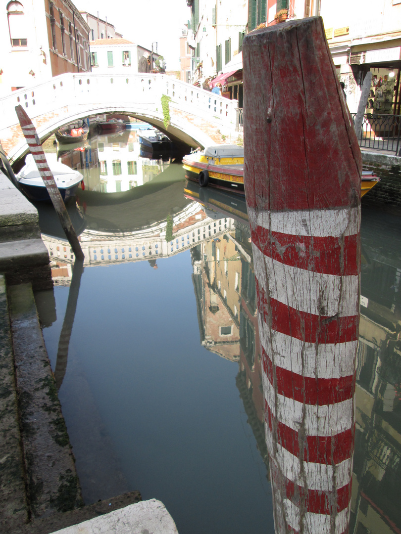 Spiegelung an der Ponte di Frari