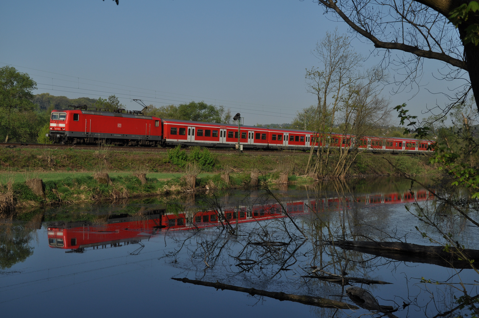 Spiegelung an der Ruhr bei Wetter