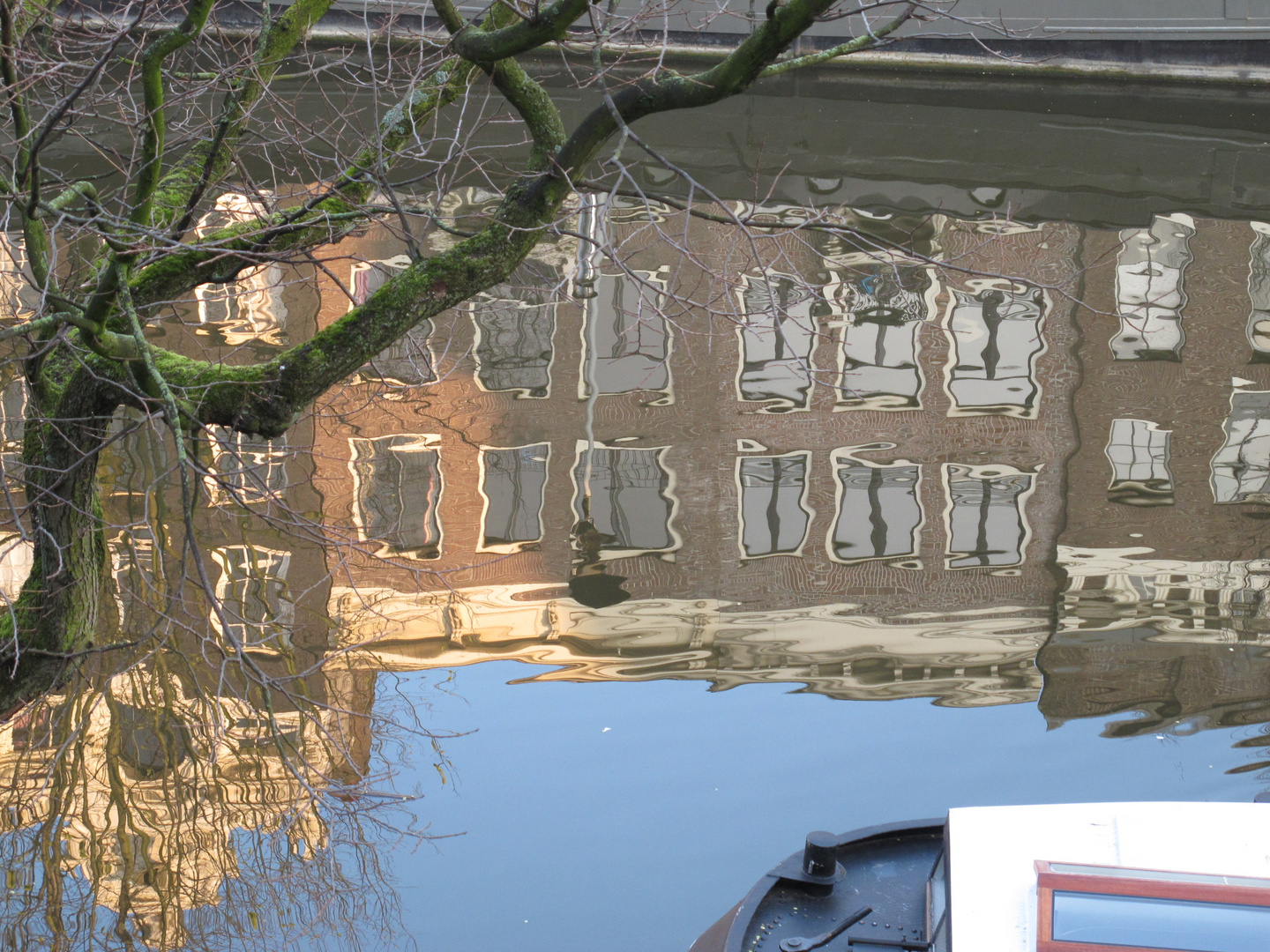 Spiegelung an der Singel-Gracht in Amsterdam