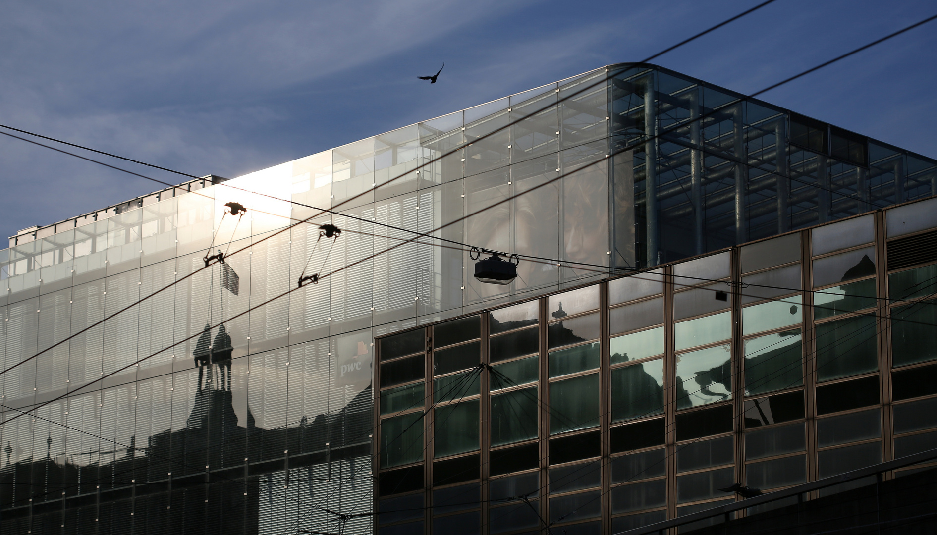 Spiegelung auf Bahnhofgebäude