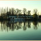 Spiegelung auf dem Hafenwasser