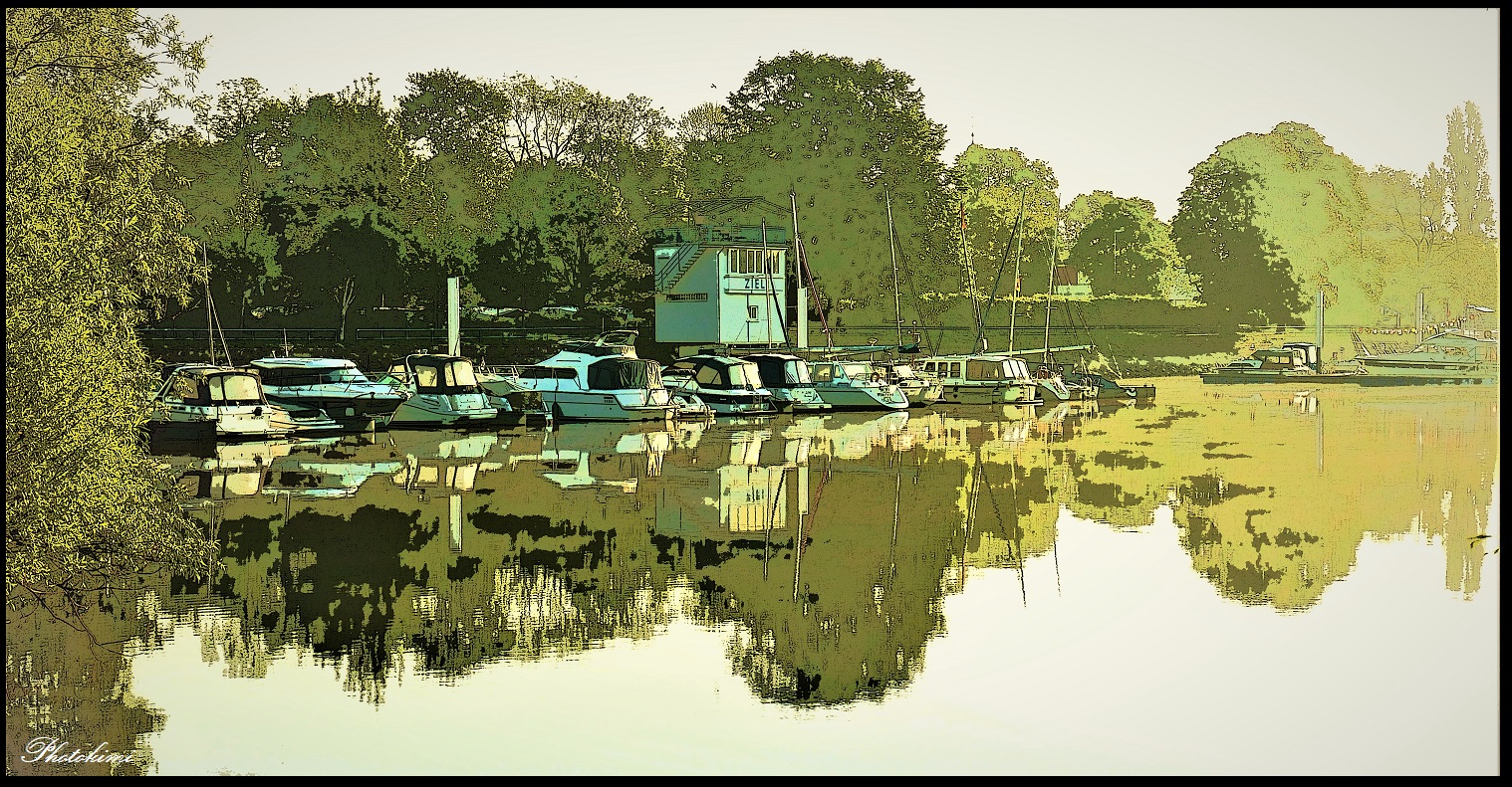 Spiegelung auf dem Hafenwasser