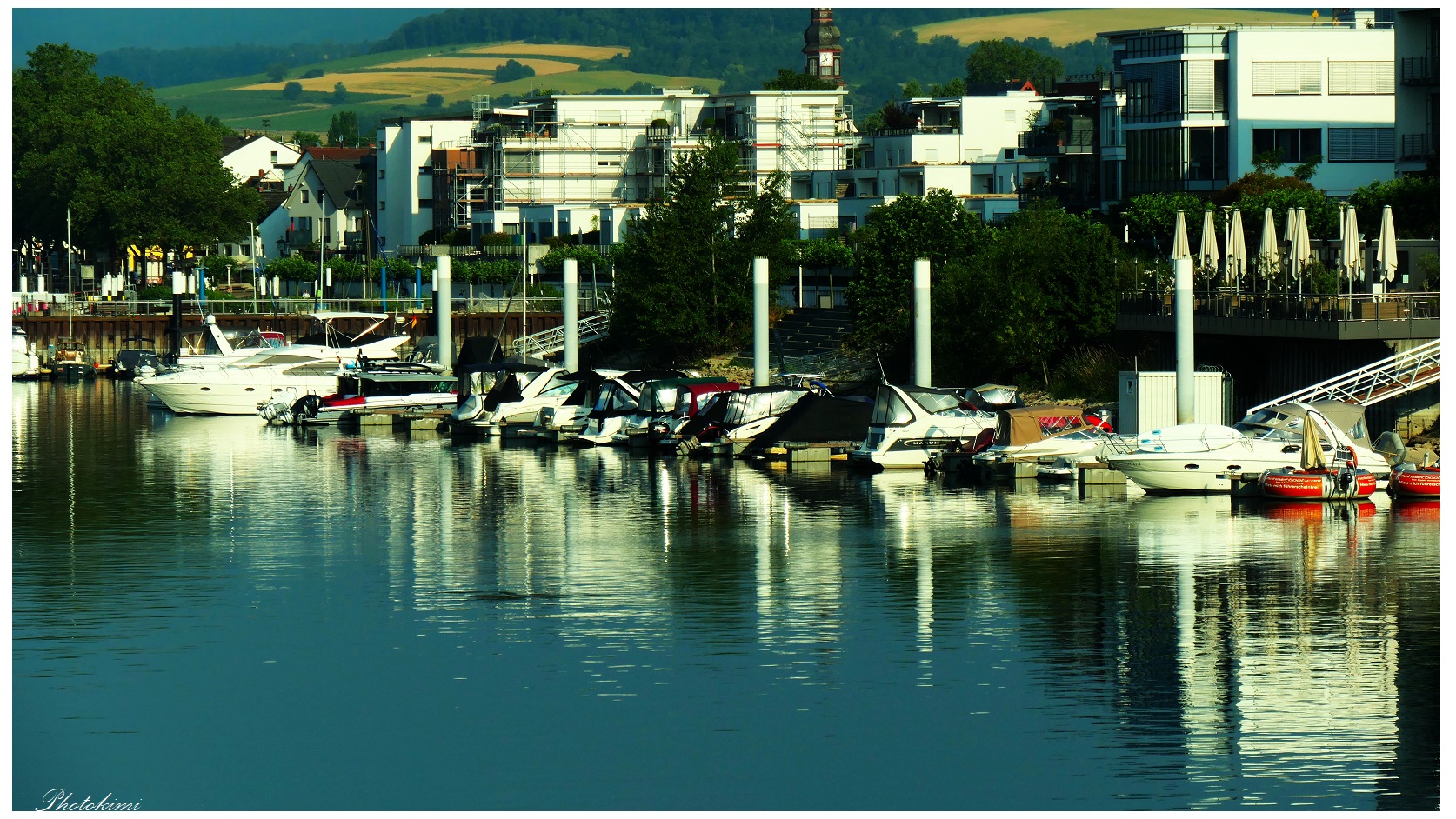 Spiegelung auf dem Hafenwasser