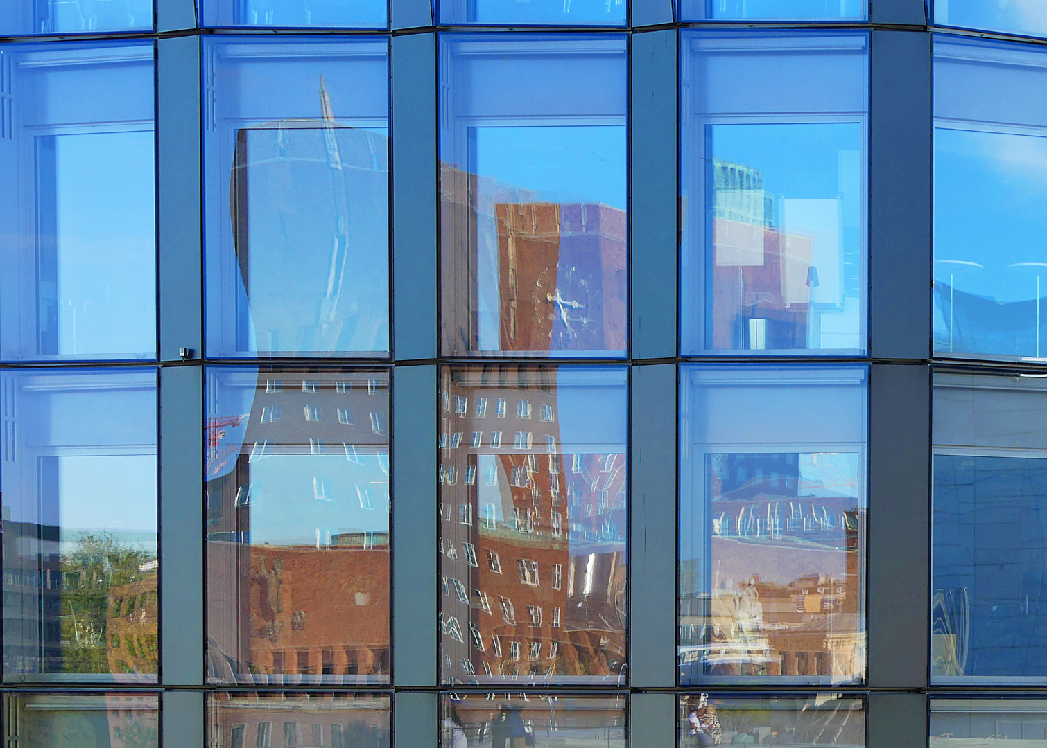 Spiegelung auf dem neuen Nationalmuseum