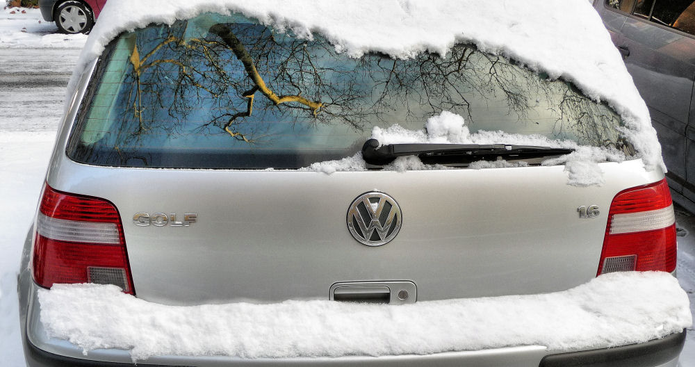 Spiegelung auf dem verschneiten Golfplatz