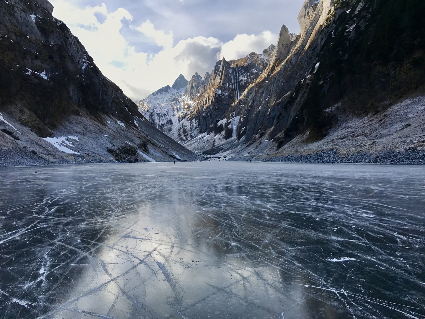 Spiegelung auf dem zugefrorenen Fählensee