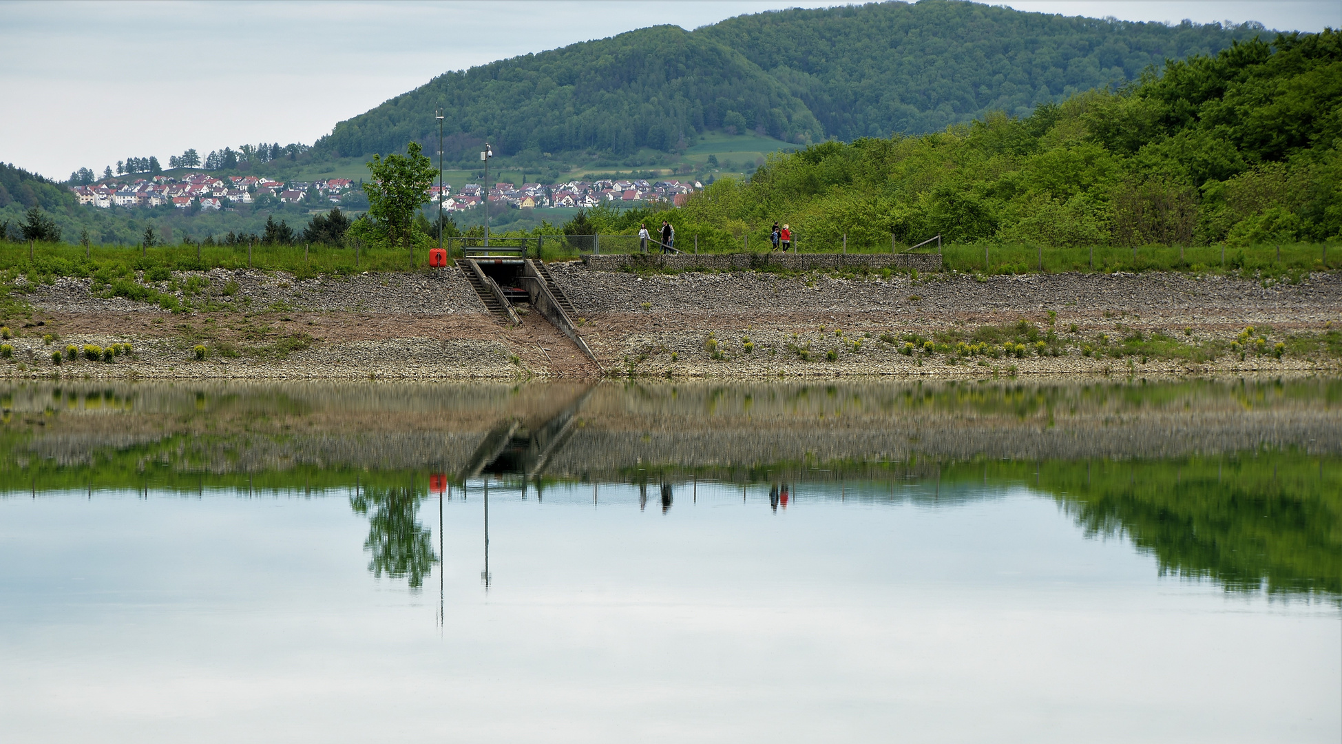 Spiegelung auf der anderen Seite vom Stausee