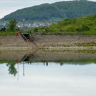 Spiegelung auf der anderen Seite vom Stausee