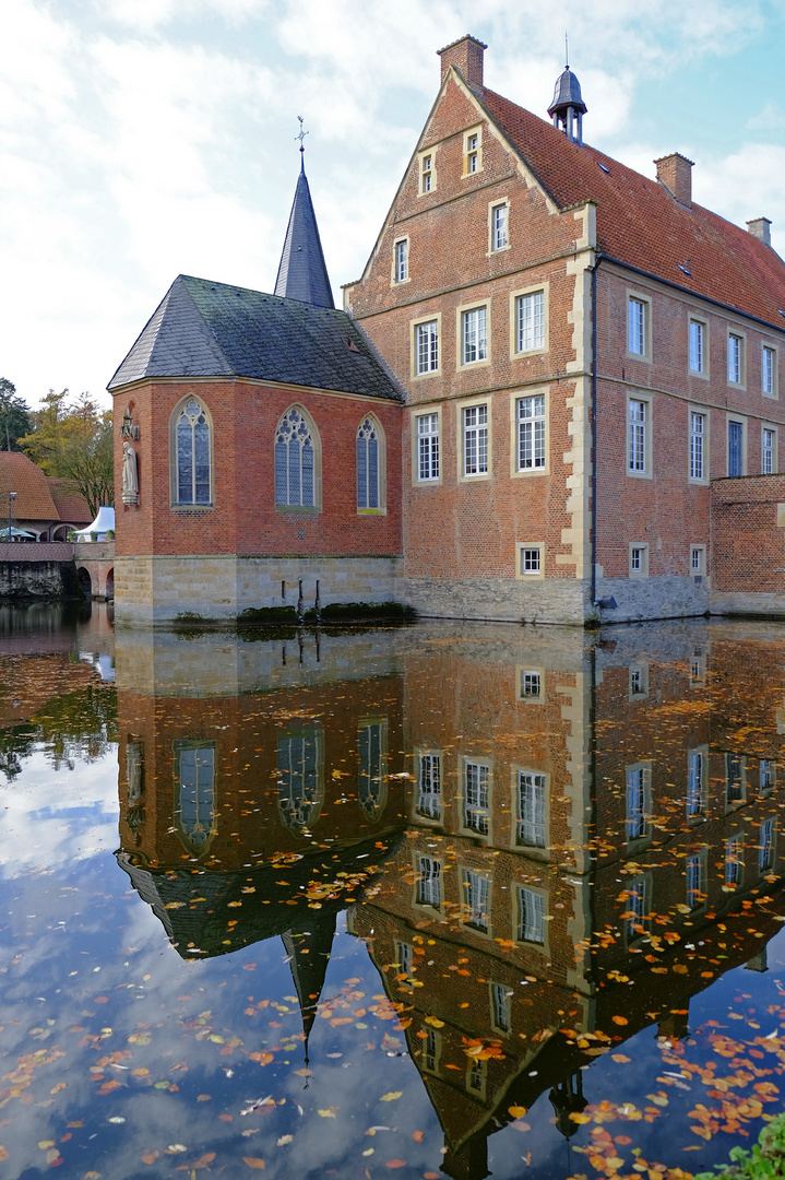 Spiegelung auf der Gräfte von Wasserburg Hülshoff im Münsterland