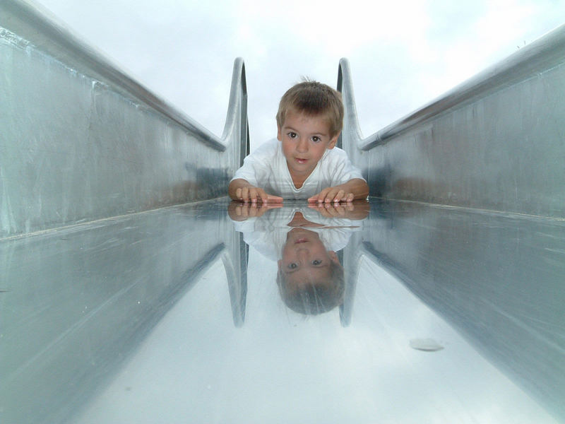 Spiegelung auf der Kinderrutsche