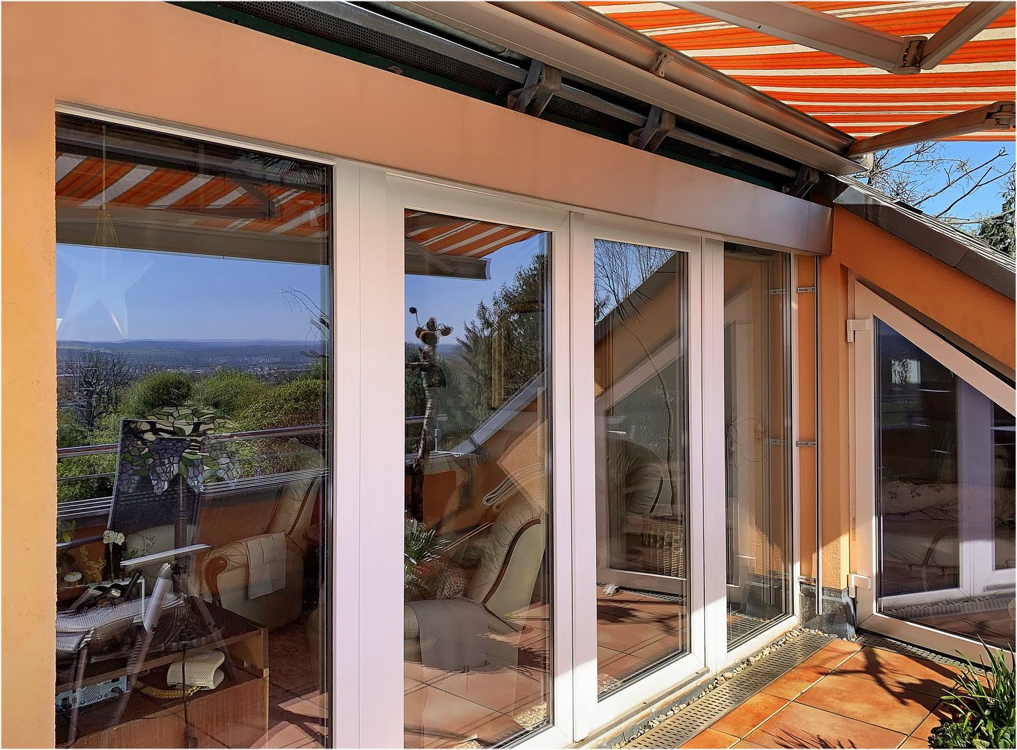 Spiegelung auf der Terrasse bei Kaiserwetter Foto Bild Spiegelung auf der Terrasse bei Kaiserwetter Foto Bild