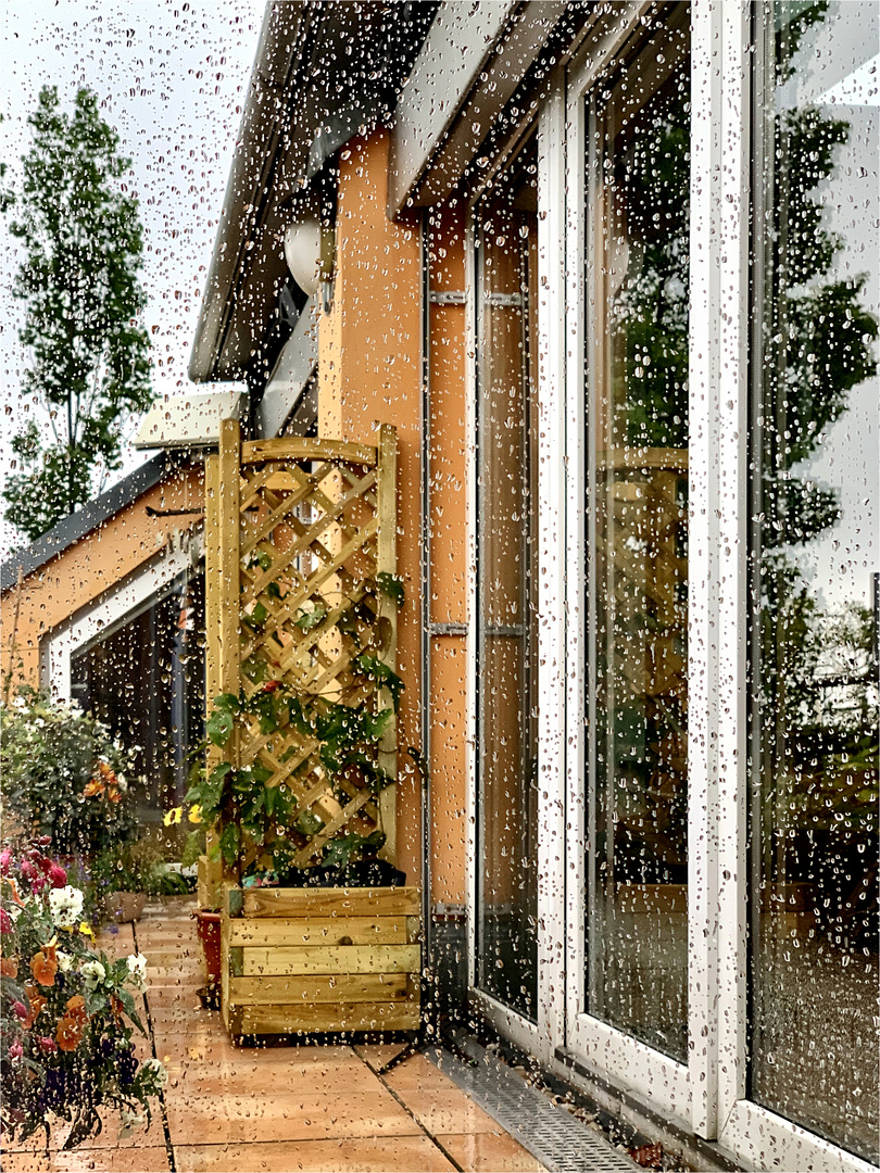 Spiegelung auf der Terrasse bei Regenwetter