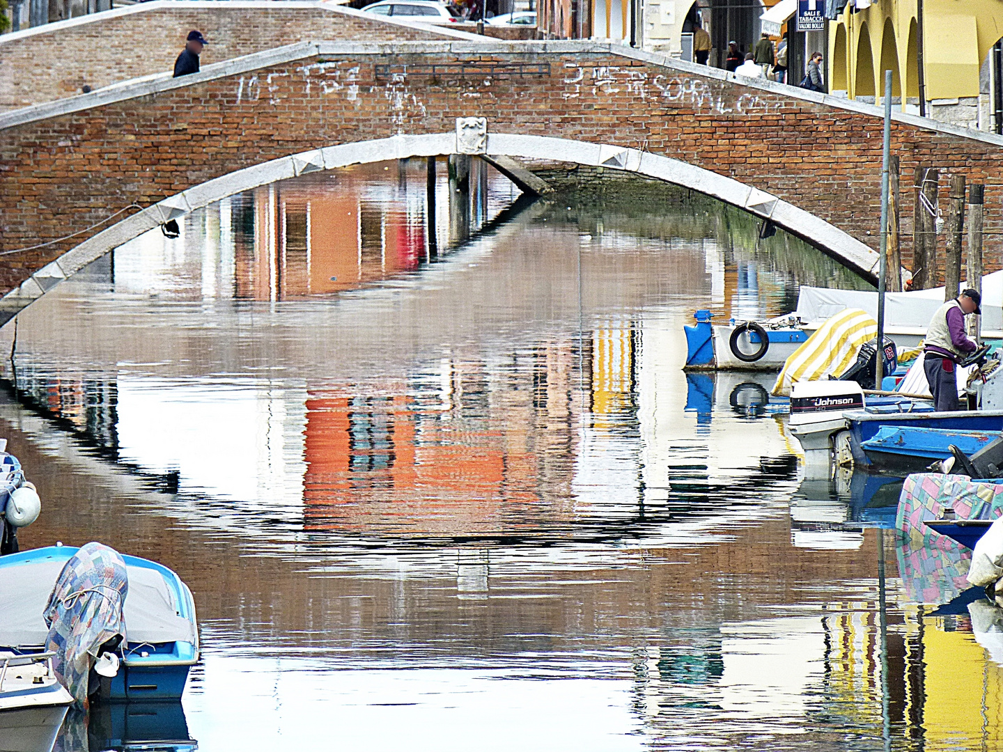 Spiegelung auf einem Kanal in Italien