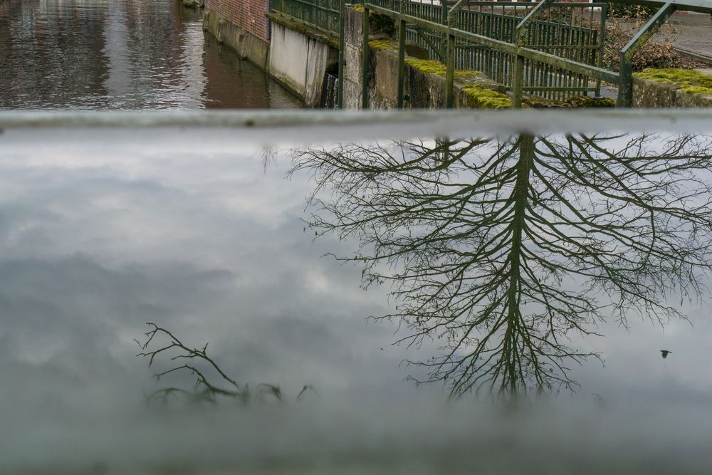 Spiegelung auf Mauerwerk