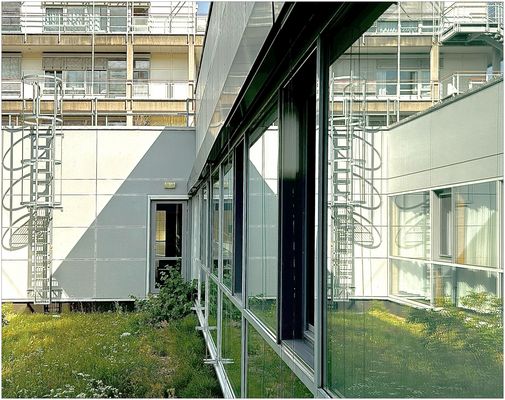 Spiegelung aufgrund einer durchgängigen Fensterfront