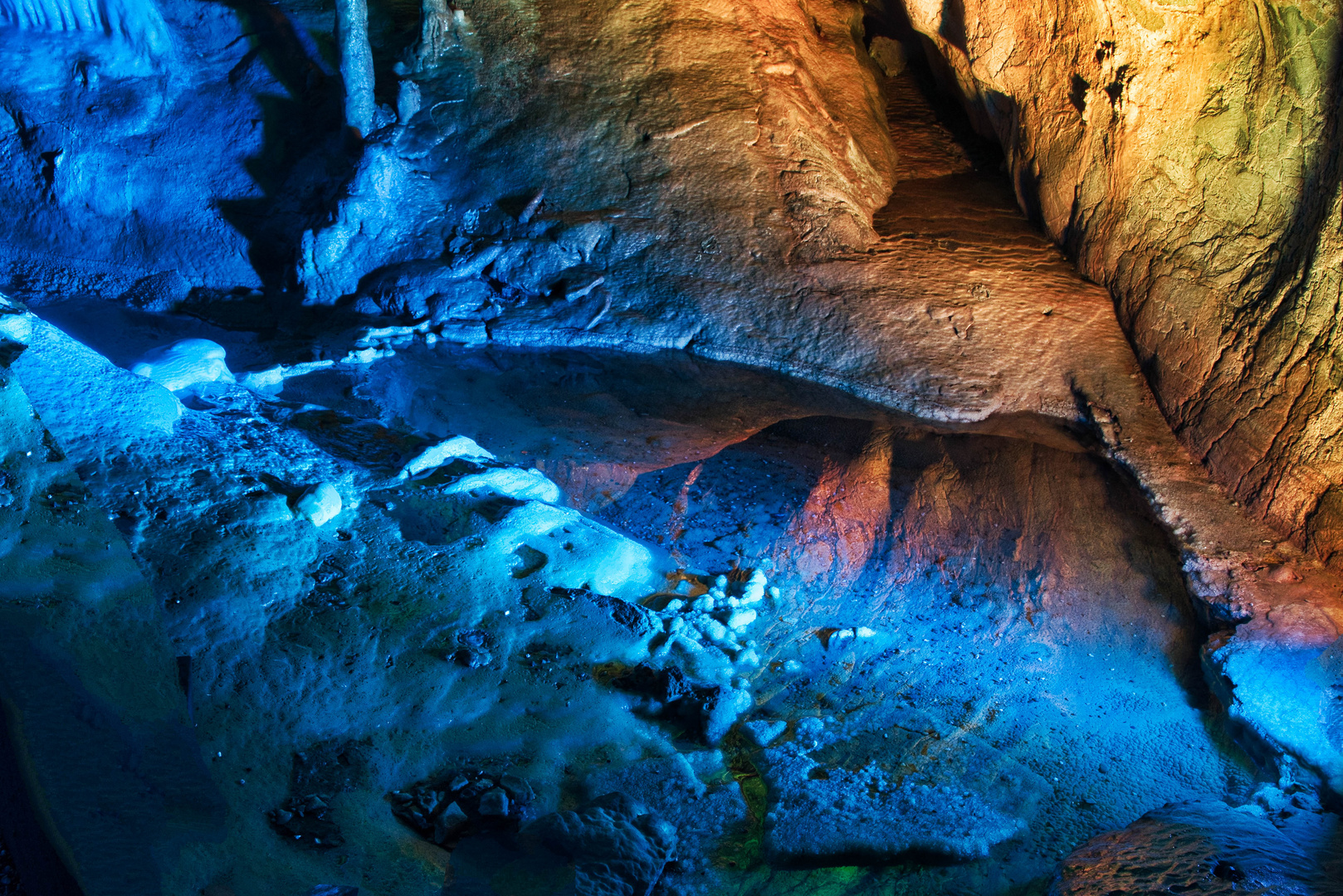 Spiegelung bei den Höhlenlichtern in der Dechenhöhle 