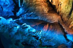 Spiegelung bei den Höhlenlichtern in der Dechenhöhle 