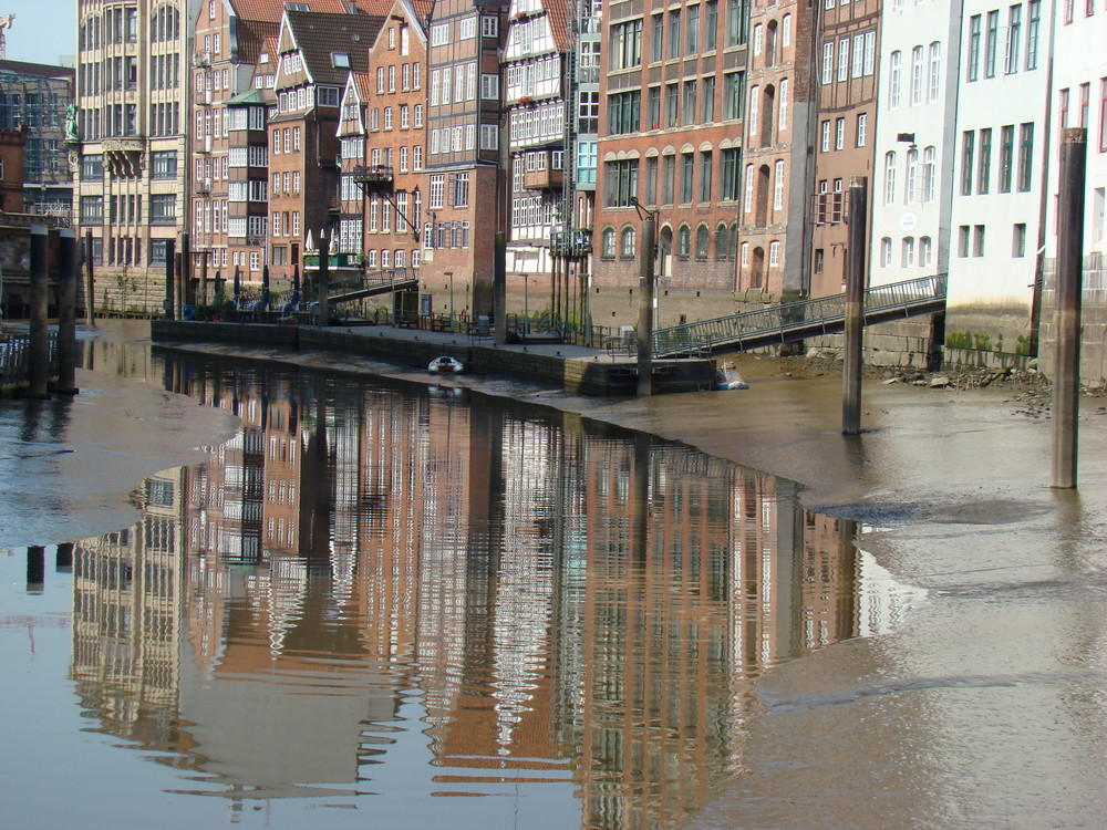 Spiegelung bei Niedrigwasser