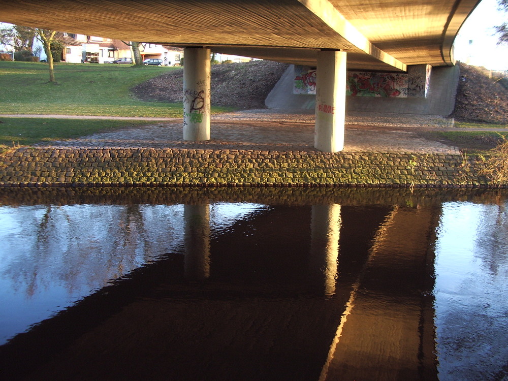 Spiegelung - Brücke über die Postau in Preetz