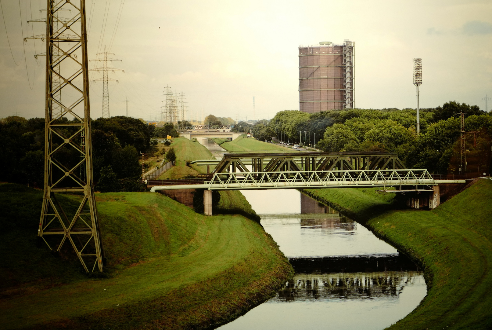 Spiegelung Brücken Gasometer