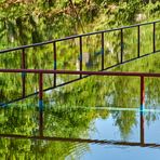 Spiegelung der Abgrenzung vom Nichtschwimmerbecken (siehe Foto unten) im Waldschwimmbad im...