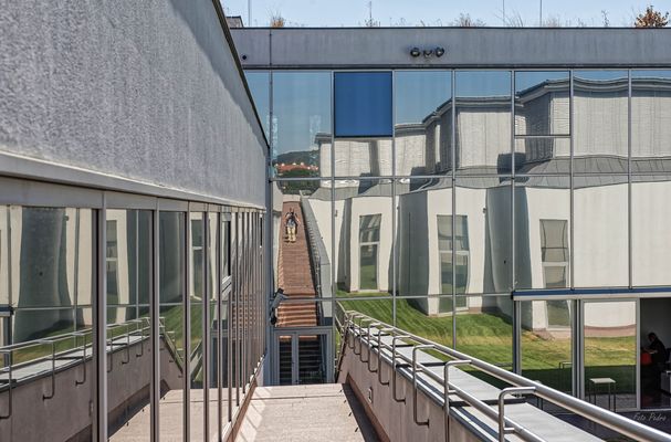 Spiegelung der Albertina Klosterneuburg inkl. Selfie.