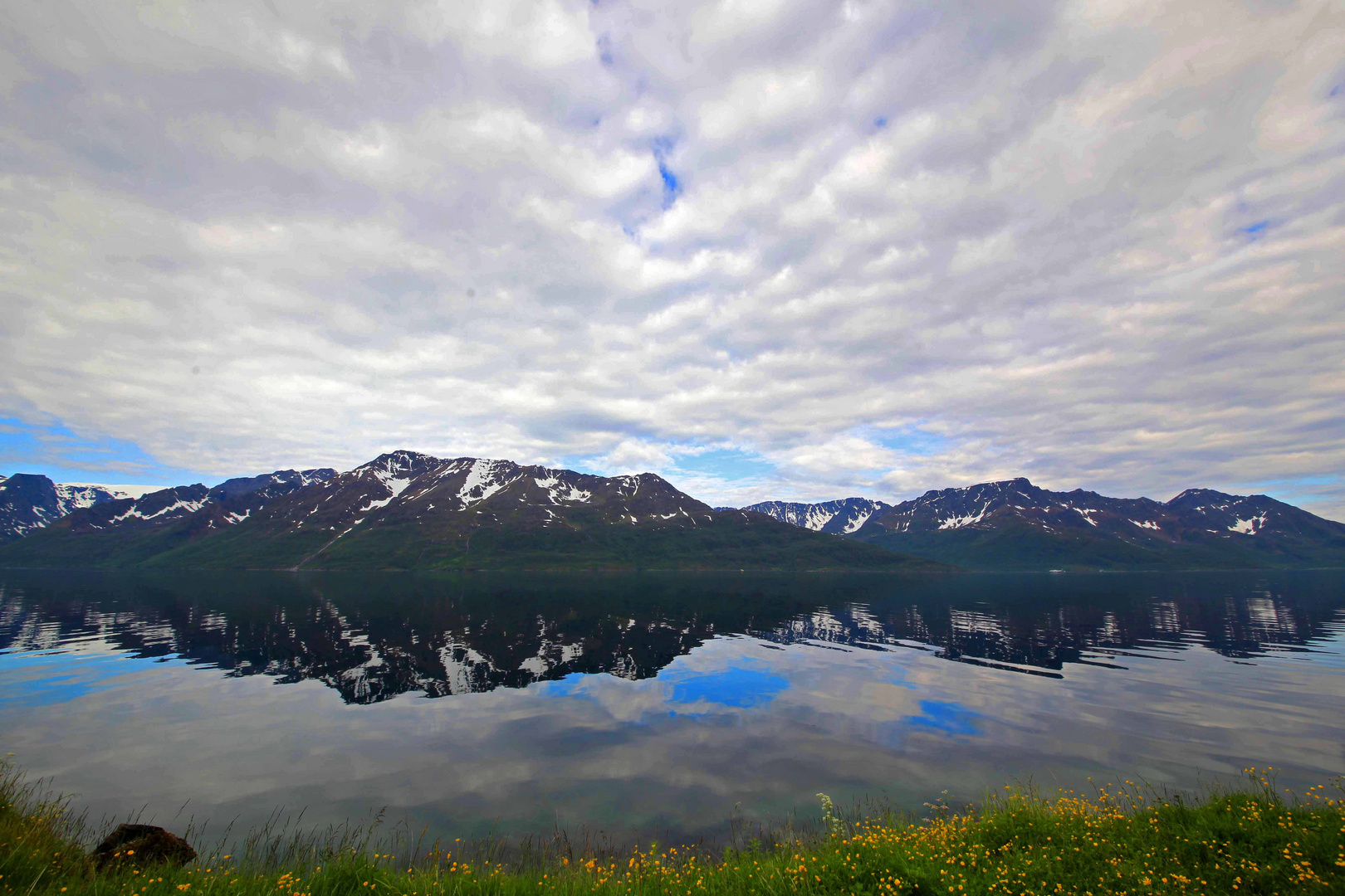 Spiegelung der Berge in Norwegen
