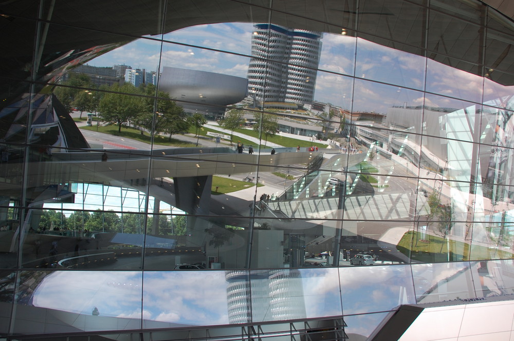 Spiegelung der BMW Welt