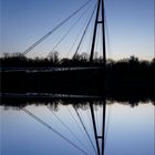 Spiegelung der Brücke am Wasserfall