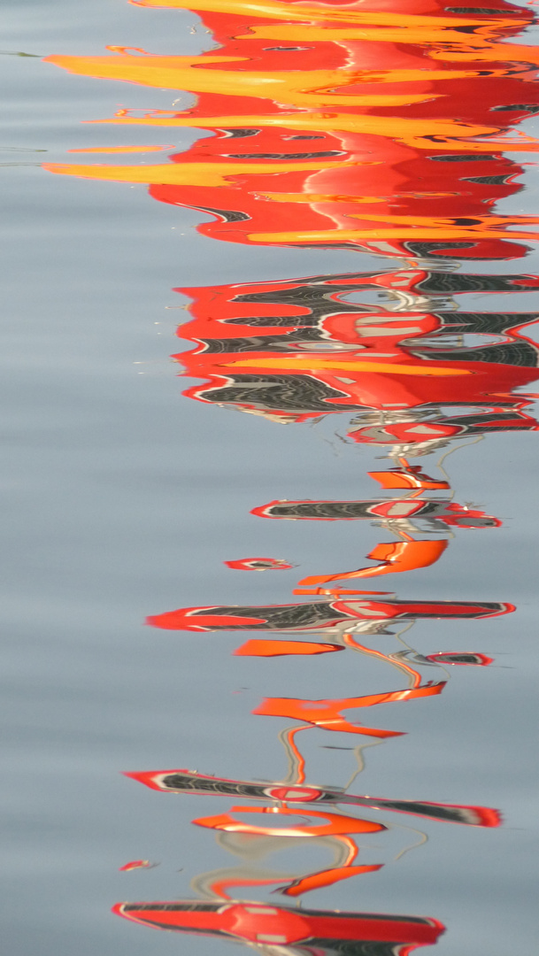 Spiegelung der Fahrwassertonne vor Hiddensee bei Flaute